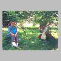 113-1030 Gisela und Hannelore Krause im Juni 1992 in ihrem Garten in Weissensee. Auf diesen Steinen haben beide Damen schon vor mehr als 50 Jahren gesessen.jpg